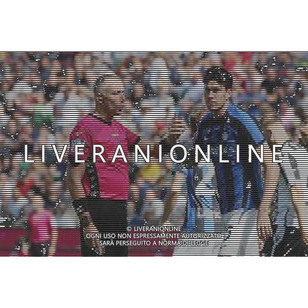 UDINE 18-09-22 FOT AG. ALDO LIVERANI / GARBUIO UDINESE VS INTER NELLA FOTO:BASTONI ALESSANDRO CON L\'ARBITRO PAOLO VALERI UDINESE - INTER CAMPIONATO CALCIO SERIE A TIM 18.09.2022 ©P.G.AGENZIA ALDO LIVERANI SAS