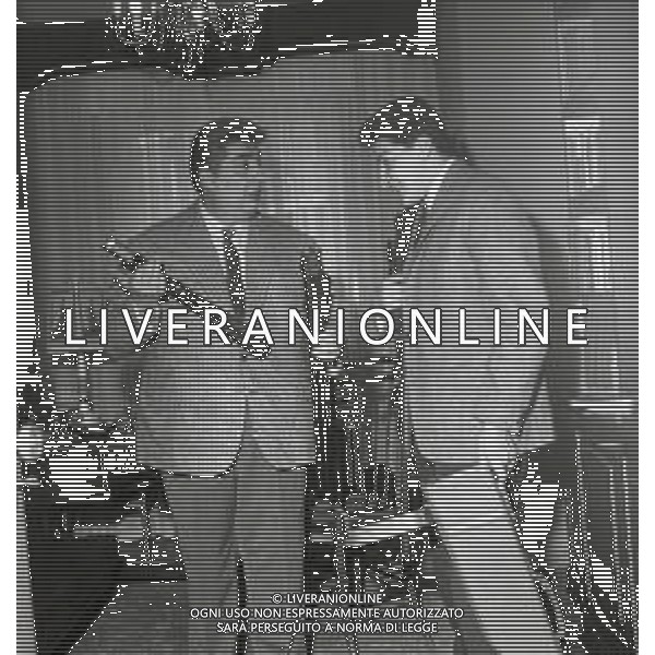 RETROSPETTIVA GINO BRAMIERI ATTORE COMICO CANTANTE NELLA FOTO GINO BRAMIERI A MILANO NELL\'ANNO 1965 CON IL FIGLIO CESARE AG ALDO LIVERANI SAS  