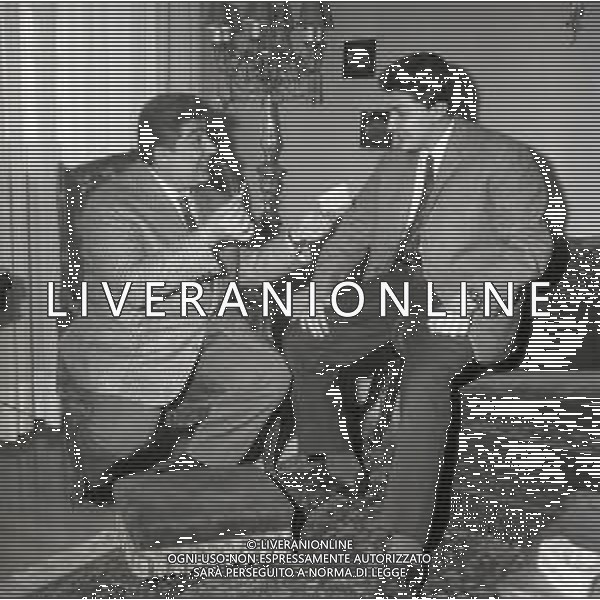 RETROSPETTIVA GINO BRAMIERI ATTORE COMICO CANTANTE NELLA FOTO GINO BRAMIERI A MILANO NELL\'ANNO 1965 CON IL FIGLIO CESARE AG ALDO LIVERANI SAS  