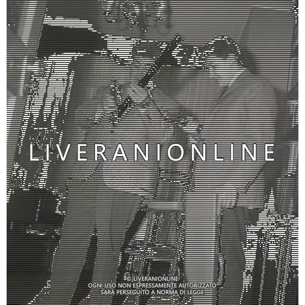 RETROSPETTIVA GINO BRAMIERI ATTORE COMICO CANTANTE NELLA FOTO GINO BRAMIERI A MILANO NELL\'ANNO 1965 CON IL FIGLIO CESARE AG ALDO LIVERANI SAS  
