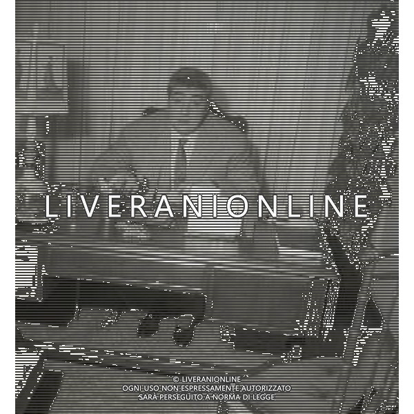 RETROSPETTIVA GINO BRAMIERI ATTORE COMICO CANTANTE NELLA FOTO GINO BRAMIERI A MILANO NELL\'ANNO 1965 CON IL FIGLIO CESARE AG ALDO LIVERANI SAS  