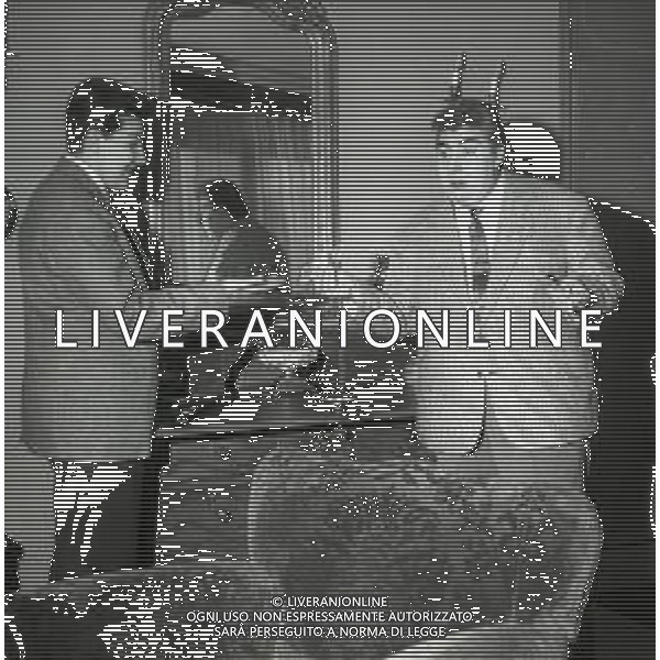 RETROSPETTIVA GINO BRAMIERI ATTORE COMICO CANTANTE NELLA FOTO GINO BRAMIERI A MILANO NELL\'ANNO 1965 CON IL FIGLIO CESARE AG ALDO LIVERANI SAS  