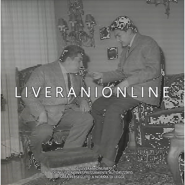 RETROSPETTIVA GINO BRAMIERI ATTORE COMICO CANTANTE NELLA FOTO GINO BRAMIERI A MILANO NELL\'ANNO 1965 CON IL FIGLIO CESARE AG ALDO LIVERANI SAS  