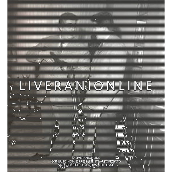 RETROSPETTIVA GINO BRAMIERI ATTORE COMICO CANTANTE NELLA FOTO GINO BRAMIERI A MILANO NELL\'ANNO 1965 CON IL FIGLIO CESARE AG ALDO LIVERANI SAS  