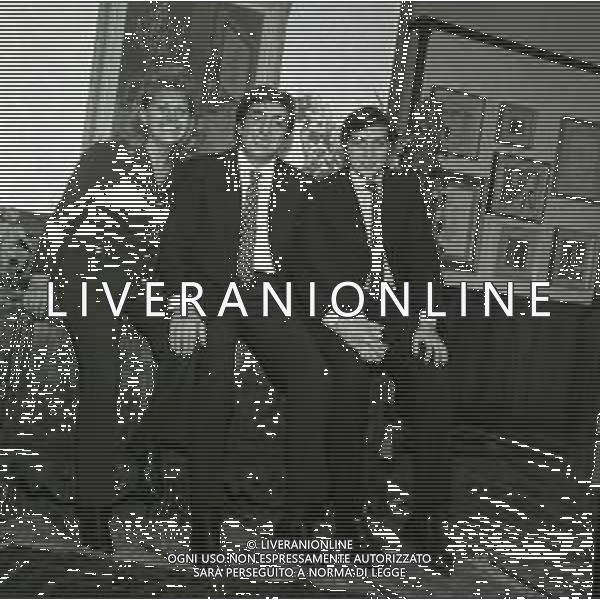 RETROSPETTIVA GINO BRAMIERI ATTORE COMICO CANTANTE NELLA FOTO GINO BRAMIERI A MILANO NELL\'ANNO 1970 CON IL FIGLIO CESARE E LA MOGLIE MARIA BARBIERI AG ALDO LIVERANI SAS  