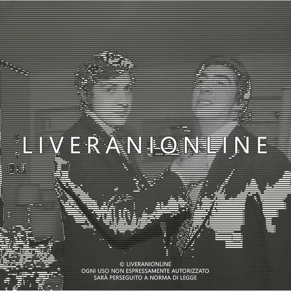 RETROSPETTIVA GINO BRAMIERI ATTORE COMICO CANTANTE NELLA FOTO GINO BRAMIERI A MILANO NELL\'ANNO 1970 CON IL FIGLIO CESARE AG ALDO LIVERANI SAS 