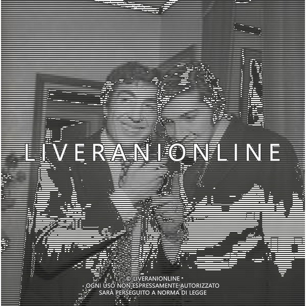 RETROSPETTIVA GINO BRAMIERI ATTORE COMICO CANTANTE NELLA FOTO GINO BRAMIERI A MILANO NELL\'ANNO 1970 CON IL FIGLIO CESARE AG ALDO LIVERANI SAS 