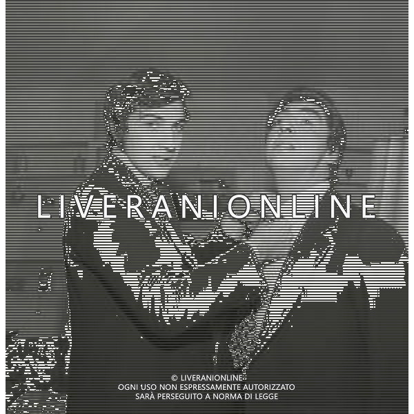 RETROSPETTIVA GINO BRAMIERI ATTORE COMICO CANTANTE NELLA FOTO GINO BRAMIERI A MILANO NELL\'ANNO 1970 CON IL FIGLIO CESARE AG ALDO LIVERANI SAS  
