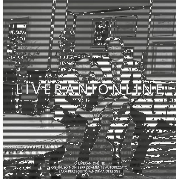 RETROSPETTIVA GINO BRAMIERI ATTORE COMICO CANTANTE NELLA FOTO GINO BRAMIERI A MILANO NELL\'ANNO 1970 CON IL FIGLIO CESARE AG ALDO LIVERANI SAS   