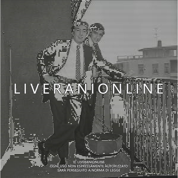 RETROSPETTIVA GINO BRAMIERI ATTORE COMICO CANTANTE NELLA FOTO GINO BRAMIERI A MILANO NELL\'ANNO 1970 CON IL FIGLIO CESARE AG ALDO LIVERANI SAS   