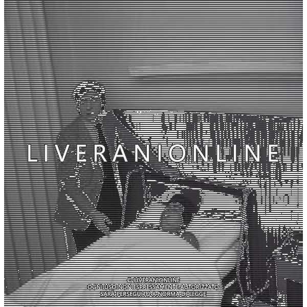 RETROSPETTIVA GINO BRAMIERI ATTORE COMICO CANTANTE NELLA FOTO GINO BRAMIERI A VARESE IN OSPEDALE PER IL RICOVERO DEL FIGLIO CESARE NELL\'ANNO 1972 AG ALDO LIVERANI SAS   