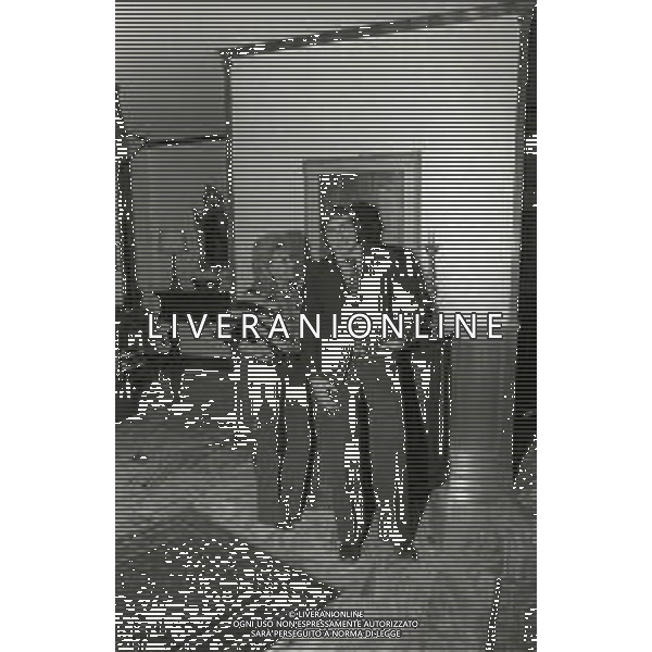 RETROSPETTIVA CESARE BRAMIERI FIGLIO DELL\'ATTORE GINO BRAMIERI NELLA FOTO CESARE BRAMIERI CON LA MADRE MARIA BARBIERI NELLA LORO ABITAZIONE NELL\'ANNO 1973 AG ALDO LIVERANI SAS   