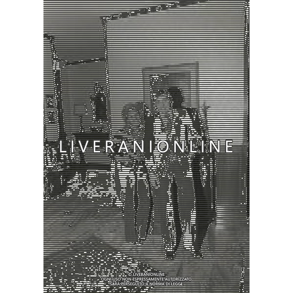 RETROSPETTIVA CESARE BRAMIERI FIGLIO DELL\'ATTORE GINO BRAMIERI NELLA FOTO CESARE BRAMIERI CON LA MADRE MARIA BARBIERI NELLA LORO ABITAZIONE NELL\'ANNO 1973 AG ALDO LIVERANI SAS   