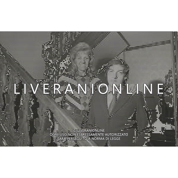 RETROSPETTIVA CESARE BRAMIERI FIGLIO DELL\'ATTORE GINO BRAMIERI NELLA FOTO CESARE BRAMIERI CON LA MADRE MARIA BARBIERI NELLA LORO ABITAZIONE NELL\'ANNO 1973 AG ALDO LIVERANI SAS   