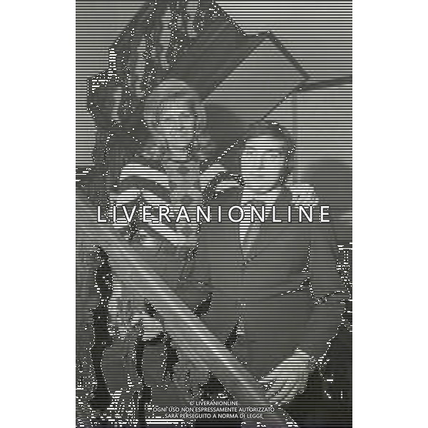 RETROSPETTIVA CESARE BRAMIERI FIGLIO DELL\'ATTORE GINO BRAMIERI NELLA FOTO CESARE BRAMIERI CON LA MADRE MARIA BARBIERI NELLA LORO ABITAZIONE NELL\'ANNO 1973 AG ALDO LIVERANI SAS   