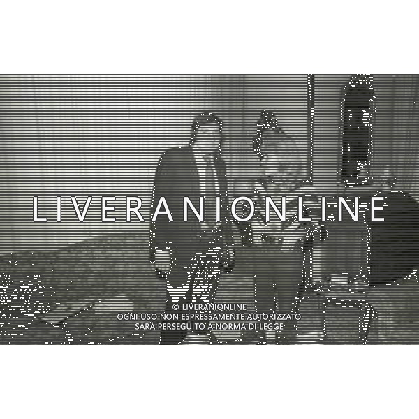 RETROSPETTIVA CESARE BRAMIERI FIGLIO DELL\'ATTORE GINO BRAMIERI NELLA FOTO CESARE BRAMIERI CON LA MADRE MARIA BARBIERI NELLA LORO ABITAZIONE NELL\'ANNO 1973 AG ALDO LIVERANI SAS   