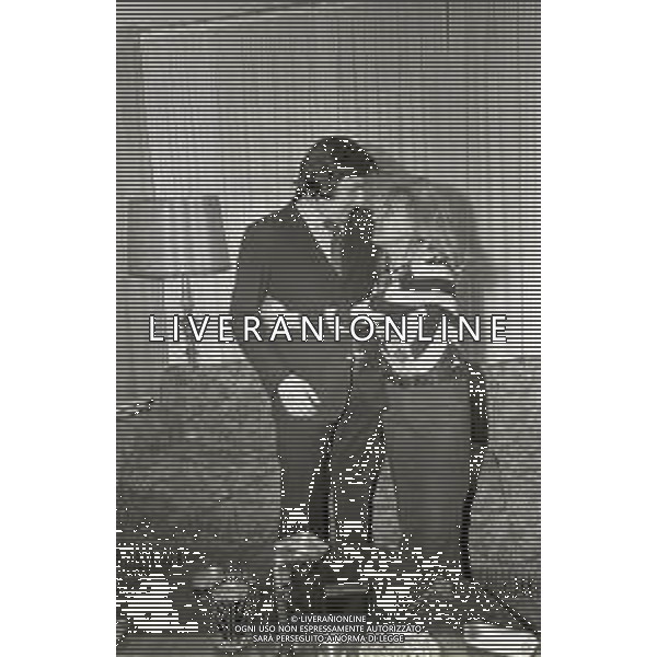 RETROSPETTIVA CESARE BRAMIERI FIGLIO DELL\'ATTORE GINO BRAMIERI NELLA FOTO CESARE BRAMIERI CON LA MADRE MARIA BARBIERI NELLA LORO ABITAZIONE NELL\'ANNO 1973 AG ALDO LIVERANI SAS   