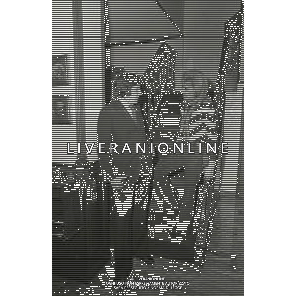 RETROSPETTIVA CESARE BRAMIERI FIGLIO DELL\'ATTORE GINO BRAMIERI NELLA FOTO CESARE BRAMIERI CON LA MADRE MARIA BARBIERI NELLA LORO ABITAZIONE NELL\'ANNO 1973 AG ALDO LIVERANI SAS   
