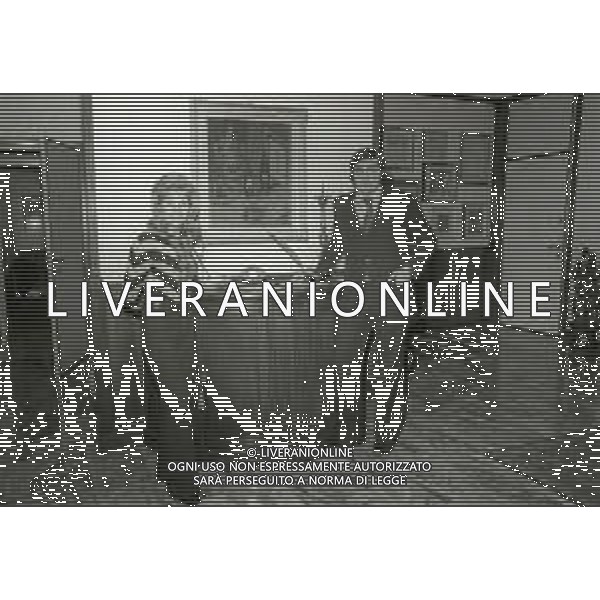RETROSPETTIVA CESARE BRAMIERI FIGLIO DELL\'ATTORE GINO BRAMIERI NELLA FOTO CESARE BRAMIERI CON LA MADRE MARIA BARBIERI NELLA LORO ABITAZIONE NELL\'ANNO 1973 AG ALDO LIVERANI SAS   