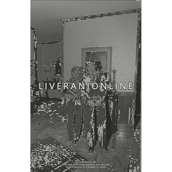 RETROSPETTIVA CESARE BRAMIERI FIGLIO DELL\'ATTORE GINO BRAMIERI NELLA FOTO CESARE BRAMIERI CON LA MADRE MARIA BARBIERI NELLA LORO ABITAZIONE NELL\'ANNO 1973 AG ALDO LIVERANI SAS   