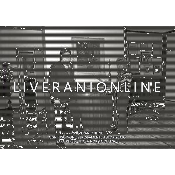 RETROSPETTIVA CESARE BRAMIERI FIGLIO DELL\'ATTORE GINO BRAMIERI NELLA FOTO CESARE BRAMIERI CON LA MADRE MARIA BARBIERI NELLA LORO ABITAZIONE NELL\'ANNO 1973 AG ALDO LIVERANI SAS   