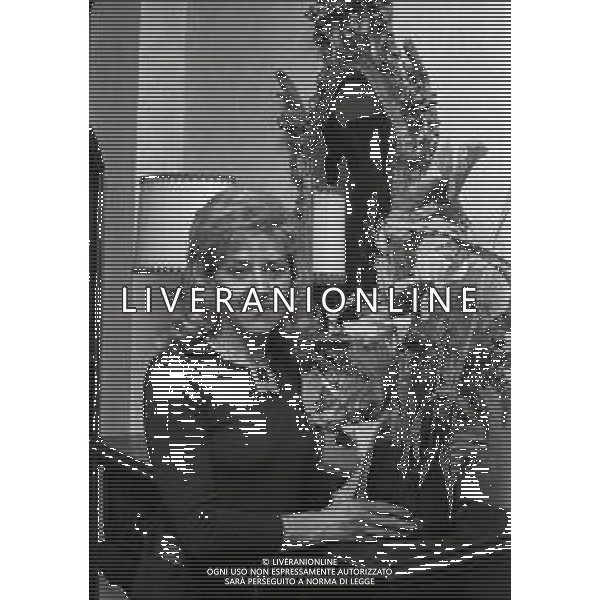 RETROSPETTIVA CESARE BRAMIERI FIGLIO DELL\'ATTORE GINO BRAMIERI NELLA FOTO CESARE BRAMIERI CON LA MADRE MARIA BARBIERI NELLA LORO ABITAZIONE NELL\'ANNO 1973 AG ALDO LIVERANI SAS   