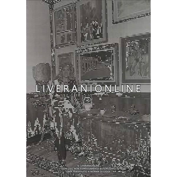 RETROSPETTIVA CESARE BRAMIERI FIGLIO DELL\'ATTORE GINO BRAMIERI NELLA FOTO CESARE BRAMIERI CON LA MADRE MARIA BARBIERI NELLA LORO ABITAZIONE NELL\'ANNO 1973 AG ALDO LIVERANI SAS   
