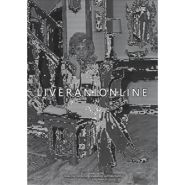 RETROSPETTIVA CESARE BRAMIERI FIGLIO DELL\'ATTORE GINO BRAMIERI NELLA FOTO CESARE BRAMIERI CON LA MADRE MARIA BARBIERI NELLA LORO ABITAZIONE NELL\'ANNO 1973 AG ALDO LIVERANI SAS   