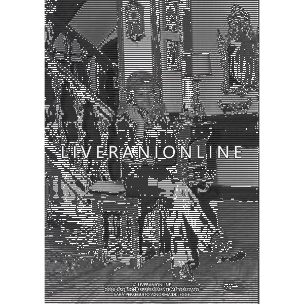 RETROSPETTIVA CESARE BRAMIERI FIGLIO DELL\'ATTORE GINO BRAMIERI NELLA FOTO CESARE BRAMIERI CON LA MADRE MARIA BARBIERI NELLA LORO ABITAZIONE NELL\'ANNO 1973 AG ALDO LIVERANI SAS   