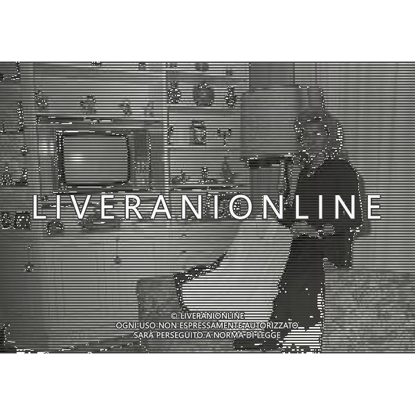 RETROSPETTIVA CESARE BRAMIERI FIGLIO DELL\'ATTORE GINO BRAMIERI NELLA FOTO CESARE BRAMIERI CON LA MADRE MARIA BARBIERI NELLA LORO ABITAZIONE NELL\'ANNO 1973 AG ALDO LIVERANI SAS   