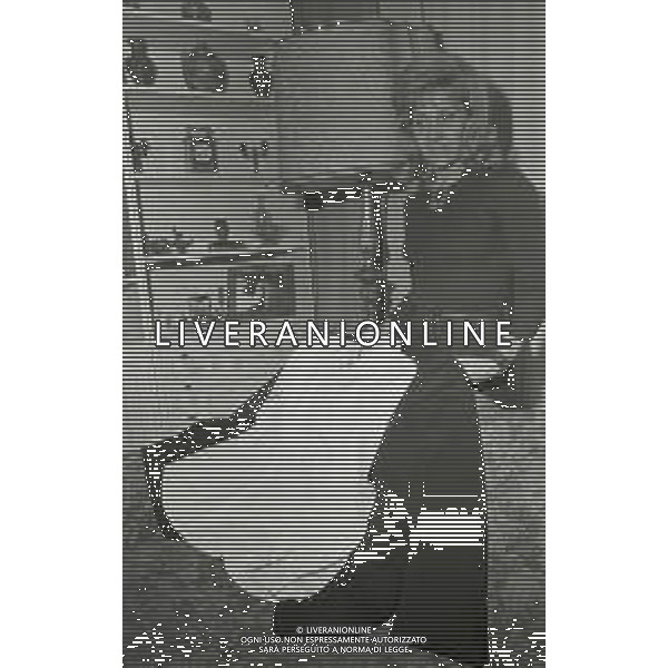 RETROSPETTIVA CESARE BRAMIERI FIGLIO DELL\'ATTORE GINO BRAMIERI NELLA FOTO CESARE BRAMIERI CON LA MADRE MARIA BARBIERI NELLA LORO ABITAZIONE NELL\'ANNO 1973 AG ALDO LIVERANI SAS   