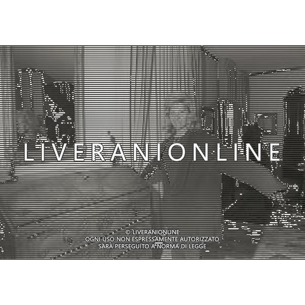 RETROSPETTIVA CESARE BRAMIERI FIGLIO DELL\'ATTORE GINO BRAMIERI NELLA FOTO CESARE BRAMIERI CON LA MADRE MARIA BARBIERI NELLA LORO ABITAZIONE NELL\'ANNO 1973 AG ALDO LIVERANI SAS   