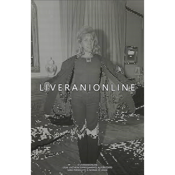 RETROSPETTIVA CESARE BRAMIERI FIGLIO DELL\'ATTORE GINO BRAMIERI NELLA FOTO CESARE BRAMIERI CON LA MADRE MARIA BARBIERI NELLA LORO ABITAZIONE NELL\'ANNO 1973 AG ALDO LIVERANI SAS   