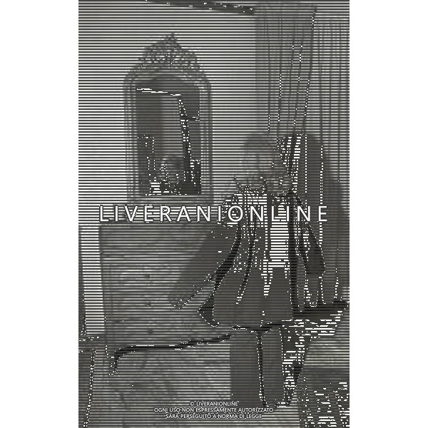 RETROSPETTIVA CESARE BRAMIERI FIGLIO DELL\'ATTORE GINO BRAMIERI NELLA FOTO CESARE BRAMIERI CON LA MADRE MARIA BARBIERI NELLA LORO ABITAZIONE NELL\'ANNO 1973 AG ALDO LIVERANI SAS   