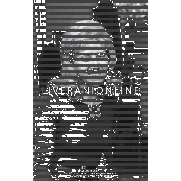 RETROSPETTIVA CESARE BRAMIERI FIGLIO DELL\'ATTORE GINO BRAMIERI NELLA FOTO CESARE BRAMIERI CON LA MADRE MARIA BARBIERI NELLA LORO ABITAZIONE NELL\'ANNO 1973 AG ALDO LIVERANI SAS   
