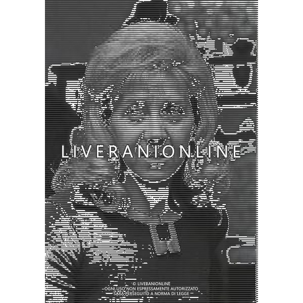 RETROSPETTIVA CESARE BRAMIERI FIGLIO DELL\'ATTORE GINO BRAMIERI NELLA FOTO CESARE BRAMIERI CON LA MADRE MARIA BARBIERI NELLA LORO ABITAZIONE NELL\'ANNO 1973 AG ALDO LIVERANI SAS   