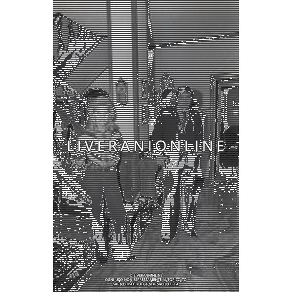 RETROSPETTIVA CESARE BRAMIERI FIGLIO DELL\'ATTORE GINO BRAMIERI NELLA FOTO CESARE BRAMIERI CON LA MADRE MARIA BARBIERI NELLA LORO ABITAZIONE NELL\'ANNO 1973 AG ALDO LIVERANI SAS   