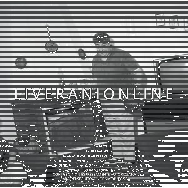RETROSPETTIVA GINO BRAMIERI ATTORE COMICO CANTANTE NELLA FOTO GINO BRAMIERI A CUNARDO CON LA MOGLIE MARIA BARBIERI E IL FIGLIO CESARE IL GIORNO 25-04-1963 AG ALDO LIVERANI SAS  