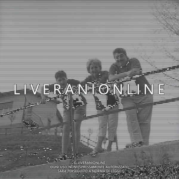 RETROSPETTIVA GINO BRAMIERI ATTORE COMICO CANTANTE NELLA FOTO GINO BRAMIERI A CUNARDO CON LA MOGLIE MARIA BARBIERI E IL FIGLIO CESARE IL GIORNO 25-04-1963 AG ALDO LIVERANI SAS  