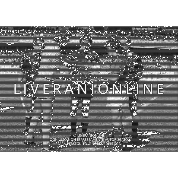 04-06-1989 VERONA CAMPIONATO DI CALCIO SERIE A VERONA-BOLOGNA 0-0 NELLA FOTO MARCO PACIONE ERALDO PECCI E L\'ARBITRO ARCANGELO PEZZELLA CON LO SCAMBIO DEI GAGLIARDETTI AG ALDO LIVERANI SAS