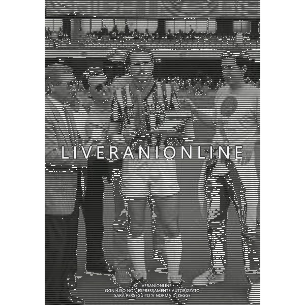 21-05-1989 VERONA CAMPIONATO DI CALCIO SERIE A VERONA-ASCOLI 0-1 NELLA FOTO SILVANO FONTOLAN PREMIATO DAI TIFOSI DEL VERONA AG ALDO LIVERANI SAS