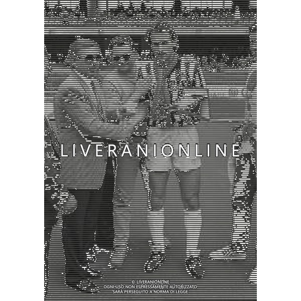 21-05-1989 VERONA CAMPIONATO DI CALCIO SERIE A VERONA-ASCOLI 0-1 NELLA FOTO SILVANO FONTOLAN PREMIATO DAI TIFOSI DEL VERONA AG ALDO LIVERANI SAS
