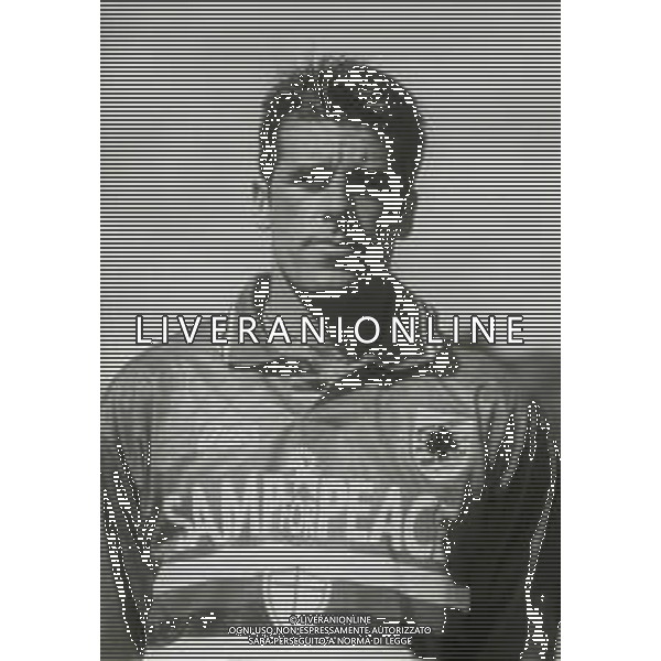 RETROSPETTIVA ALBERICO EVANI CALCIATORE NELLA FOTO ALBERICO EVANI CON LA MAGLIA DELLA SAMPDORIA CALCIO NELL\'ANNO 1995-1996 AG ALDO LIVERANI SAS