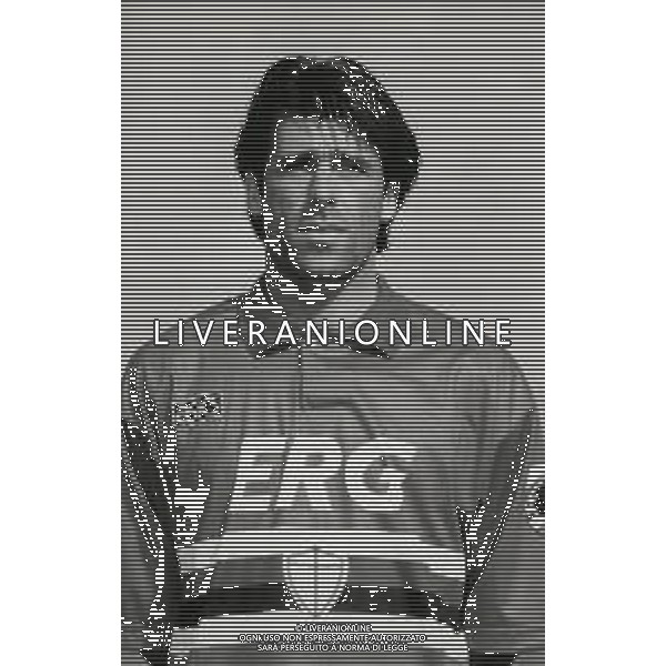 RETROSPETTIVA ALBERICO EVANI CALCIATORE NELLA FOTO ALBERICO EVANI CON LA MAGLIA DELLA SAMPDORIA CALCIO NELL\'ANNO 1993-1994 AG ALDO LIVERANI SAS