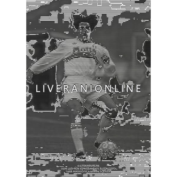 RETROSPETTIVA ALBERICO EVANI CALCIATORE NELLA FOTO ALBERICO EVANI CON LA MAGLIA DEL MILAN CALCIO NELL\'ANNO 1992-1993 AG ALDO LIVERANI SAS