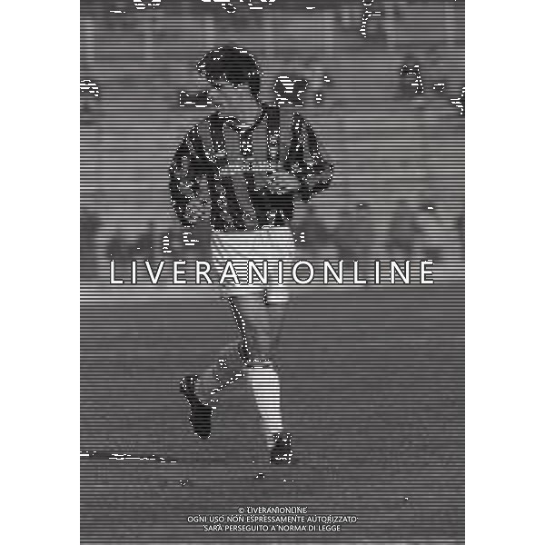 RETROSPETTIVA ALBERICO EVANI CALCIATORE NELLA FOTO ALBERICO EVANI CON LA MAGLIA DEL MILAN CALCIO NELL\'ANNO 1990-1991 AG ALDO LIVERANI SAS 