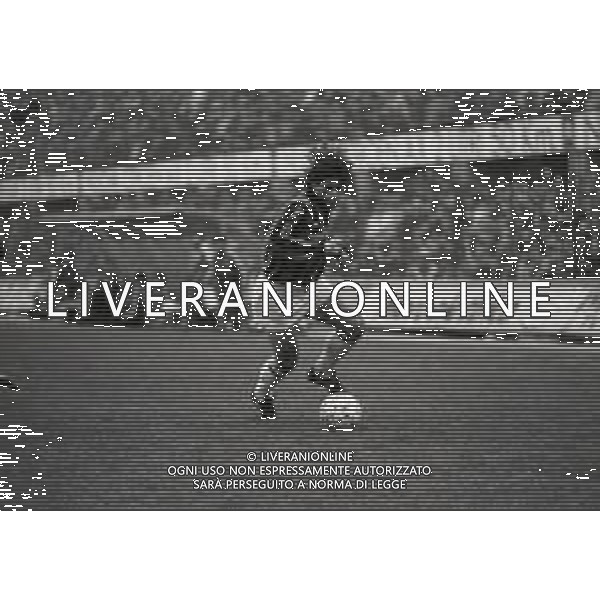 RETROSPETTIVA ALBERICO EVANI CALCIATORE NELLA FOTO ALBERICO EVANI CON LA MAGLIA DEL MILAN CALCIO NELL\'ANNO 1987-1988 AG ALDO LIVERANI SAS  