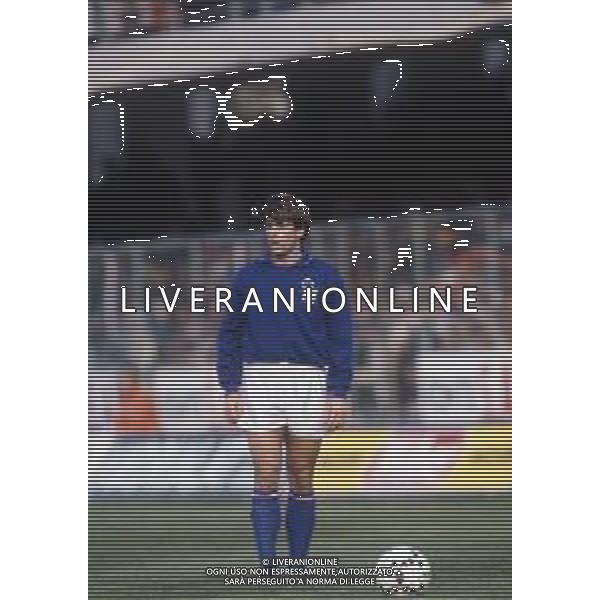 RETROSPETTIVA ALBERICO EVANI CALCIATORE 1991-1992 NELLA FOTO ALBERICO EVANI CON LA MAGLIA DELLA NAZIONALE ITALIANA DI CALCIO AG ALDO LIVERANI SAS