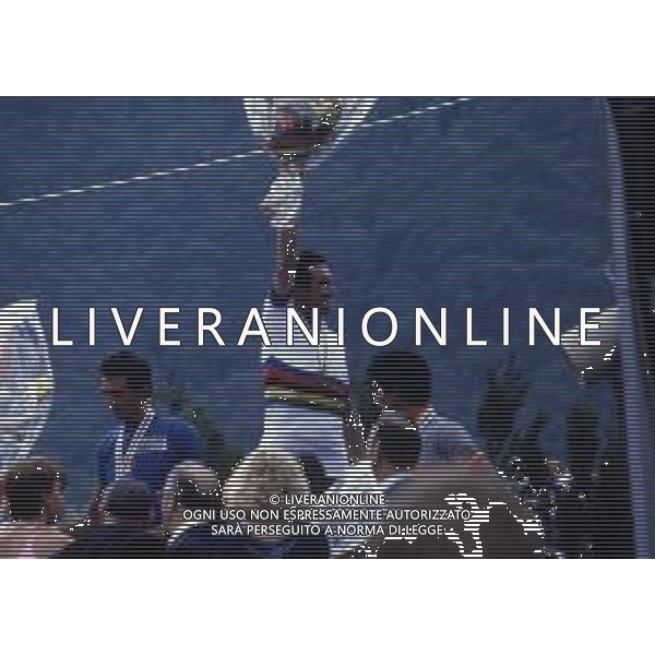 RETROSPETTIVA BERNARD HINAULT CICLISTA NELLA FOTO BERNARD HINAULT CON GIOVANNI BATTAGLIN VINCE IL CAMPIONATO DEL MONDO SU STRADA NELL\'ANNO 1980 FOTO SERGIO PENAZZO-AG ALDO LIVERANI SAS