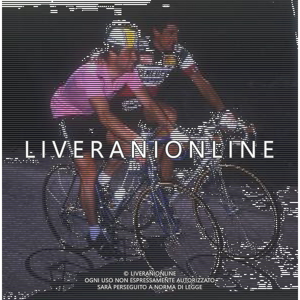 RETROSPETTIVA BERNARD HINAULT CICLISTA NELLA FOTO BERNARD HINAULT CON LA MAGLIA ROSA E FRANCESCO MOSER AG ALDO LIVERANI SAS